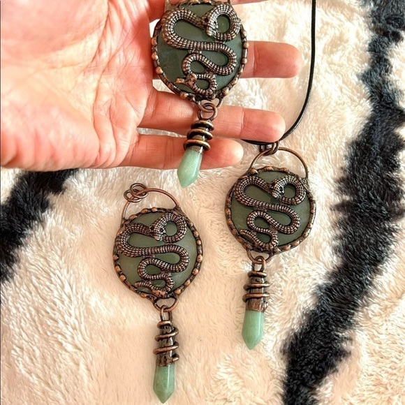 Creative Life Force Adventurine Snake Necklace - Picture 3 of 5